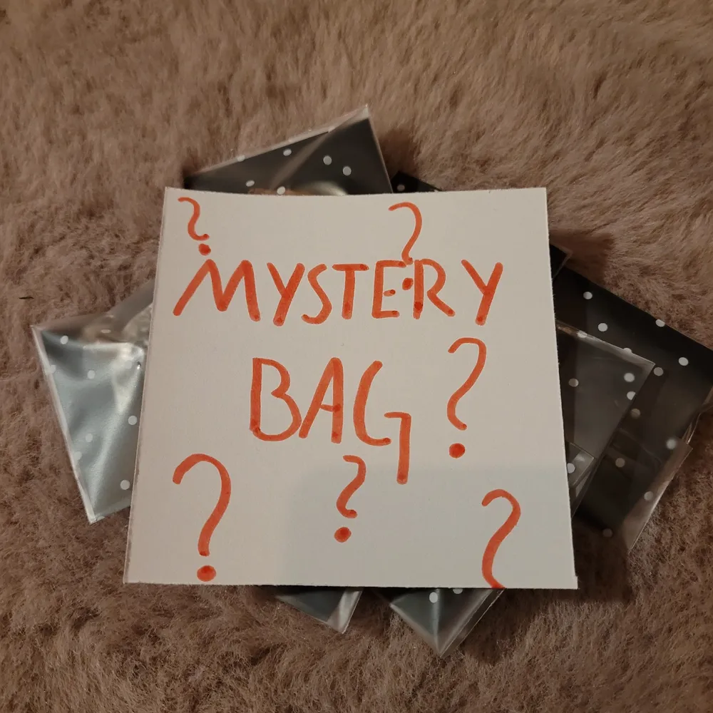 Mystery bag som innehåller smycken/ accessoarer. Du kan lämna önskemål på vad som ska vara i, men inget är garanterat. Välj själv pris från 30 kr + frakt. Accessoarer.