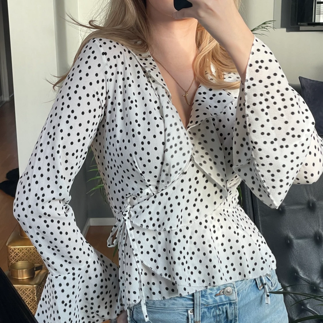 Prickig blus, i svart och vit  - 90