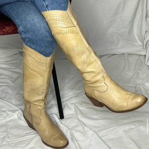 Beiga cowboy boots - Kontakta oss via DM på vår Instagram @reloved_uf om du är intresserad!