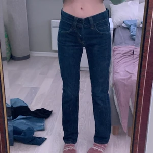 levis jeans - levis jeans i modellen slim 511💞 säljer då de inte kommer till användning, köpta second hand! en liten ristning vid bakfickan (kan skicka bild privat om man vill)inget hål som går ingenom liksom, men annars inga defekter💕 kan mötas upp i stockholm, köparen står för frakt annars💓