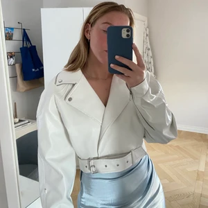 Vit skinnjacka från Hanna schönbergnakd - Säljer denna vita korta skinnjacka från Hanna schönbergs kollektion ihop med NAKD. Den är endast använd vid två tillfällen så den är i mycket gott skick. Storleken är 36. Frakt tillkommer om inget annat är överenskommet ☺️