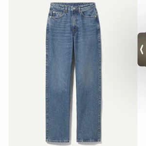 Weekday - Säljer dessa snygga weekday jeans i modellen Rowe och färgen deep blue! 