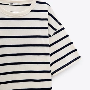 Zara tröja - Randig zara tröja som är slut såld säljer pga den inte kommer till användning och använt typ 3 gånger. Ny skick. Priset kan diskuteras XS men är stor