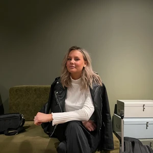 Skinnjacka  - Någon som är intresserad av att köpa denna snygga skinnjacka? Säljer den då jag anser att den inte riktigt längre sitter som jag vill.