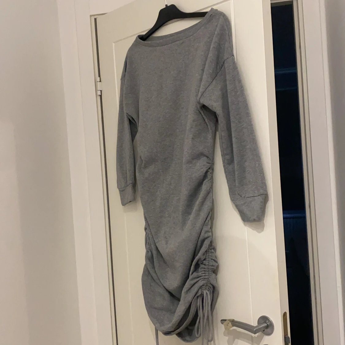 Klänning med justerbar längd