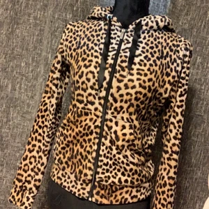 Kofta  - En superfin kofta med leopard mönster från Gina tricot i st xs. Säljer för 60kr