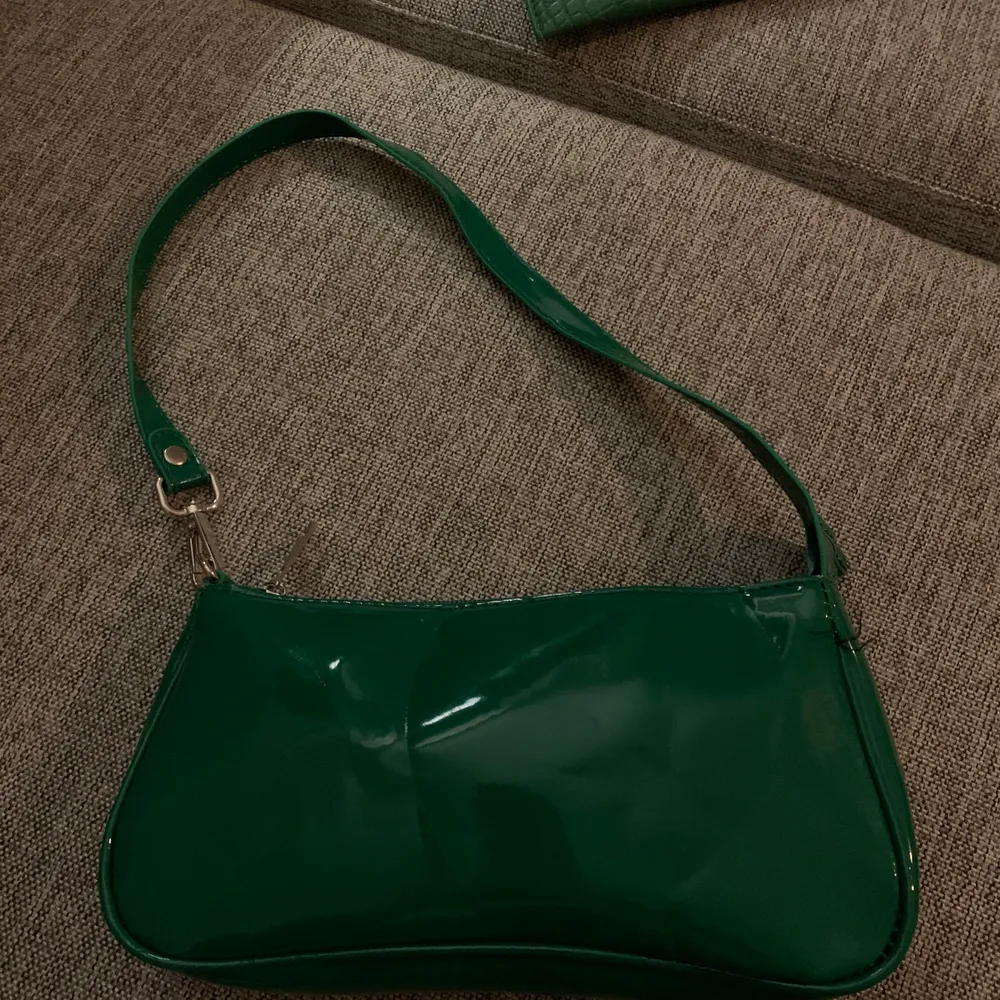 Grön väska, aldrig använd . Väskor.