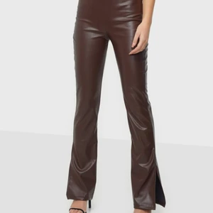 Bruna skinnbyxor från nelly - Snygga bruna skinnbyxor som endast är använda en gång då de är något för korta enligt mig som är 178. Byxorna är i storlek xs men de skulle kunna passa en s också då de är ganska stretchiga. Kom privat för fler egna bilder🤎 frakt inkluderat i priset