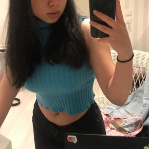 Blå topp - Formar sig efter kroppen, är stretchig och är i nyskick!!!