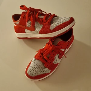 Nike Dunk Low Flyknit - För liten i storleken för mig. Praktiskt taget helt nya, bara använts ett par gånger. Aningen små i storleken, har vanligtvis 40 men dessa är för små, så passar bra om du har typ 39. Dessa går för allt från 1900 - 3000 nu, men är down för att sänka priset ytterligare 🌸♥️