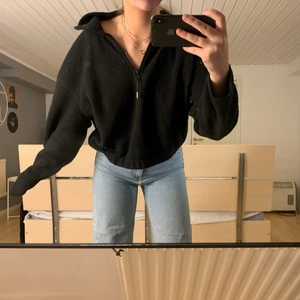 Weekday fleecetröja - Tröja från weekday, storlek S i fleecematerial. Jättepopulär och slutsåld på hemsidan men tyvärr kommer den inte till användning för mig.