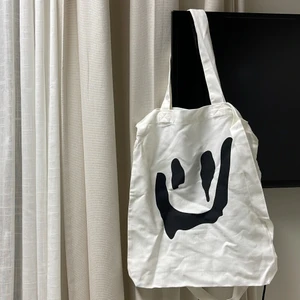 Tote bag  - Tote bag från Weekday, helt ny och oanvänd.🤍🖤