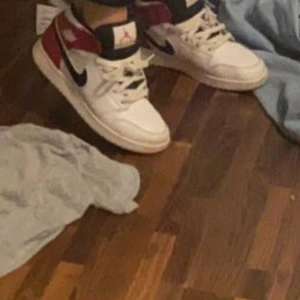 Air jordans - Säljer mina gamla air jordans som jag fick i julklapp flera år sedan men inte använt. Det är självklart äkta och köpta på irland. Tveka inte vid frågor 💓💓det var köpta för cirka 3400 och säljer för 1800