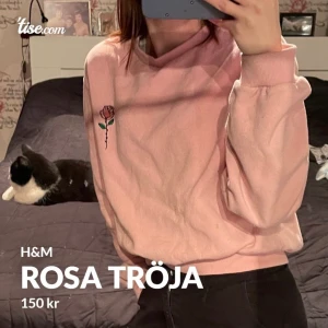 Rosa tröja - Söt rosa tröja från H&M med en broderad blomma vid bröstet. Använd men i bra skick. Priset är inklusive frakt!📦