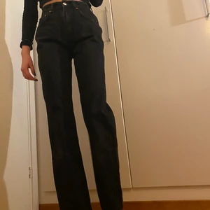 Gina Tricot jeans - Jätte fina svarta jeans, jag är 175 cm och jeansen börjar bli korta, dem har en lite grå ton men det synd inte, använd ett par gånger, tvättas såklart innan dem skickas⭐️