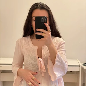 Blus Odd Molly XS - Väldigt fin rosa blus från från Odd molly. Använt bara några gånger. Väldigt fint skick. Storlek XS.