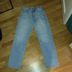 Långa och raka jeans från GinaTricot i ljustvätt. Passar mig som är 174 och längre. Lågmidjade. Köpta för 500kr. Köparen står för leveransen och betalning sker via swish!💕
