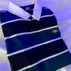 Dickies tröja med krage - Säljer en NY Dickies tröja med krage. Köpte den nyss, men passade inte mig. HELT NY OCH FELFRI!😇 köpt för 700kr på patches & pins