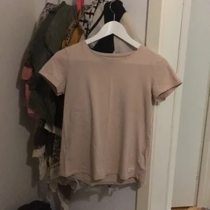 Lager 157  - Jättefin T-shirt, andvänd några gånger tyvärr (den är för liten för mig). Funkar som s/xs, frakt ingår inte. 