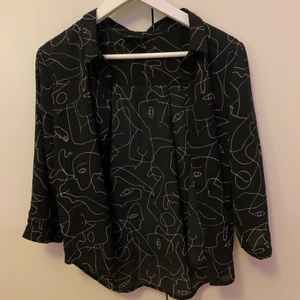 Skjorta  - Skjorta från Monki med abstrakta ansikten och kroppsdelar på😎 Den har även en cool söm där bak. Köpte den för ca 300 kr!