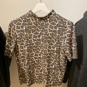 Säljer min så fina leopard T-shirt från zara. Liten polo på den och den är i ”stickat” material.🤩🤩