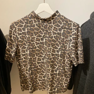 T-shirt - Säljer min så fina leopard T-shirt från zara. Liten polo på den och den är i ”stickat” material.🤩🤩