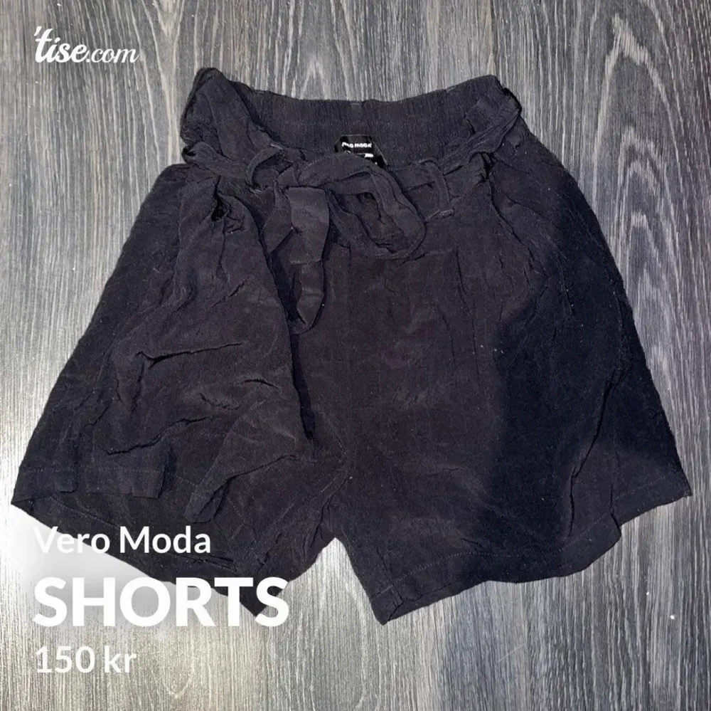 Sköna shorts från VERO MODA som tyvärr aldrig kommit till användning. Kameran förvränger utseendet en aning och måste säga att shortsen ser bättre ut i verkligheten än vad de gör på bild!  Priset är inklusive frakt!📦. Shorts.