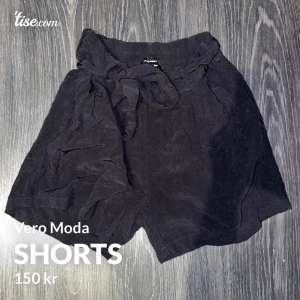 Shorts - Sköna shorts från VERO MODA som tyvärr aldrig kommit till användning. Kameran förvränger utseendet en aning och måste säga att shortsen ser bättre ut i verkligheten än vad de gör på bild!  Priset är inklusive frakt!📦