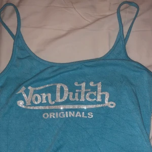 Von dutch linne  - ljusblått vondutch linne i storlek XS. Fint skick men texten är lite sliten men inget som syns mycke.