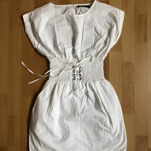 Studentklänning  - Endast använd 1 gång (på bild 2) SKIT SNYGG och älskar den men alldeles för liten för mig. Har ett par fickor som inte syns som är så smidiga. Inte så stretchigt typ