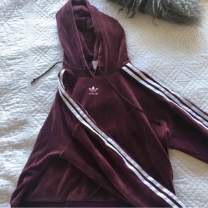 SÖKES! Vinröd sammet adidas Hoodie ❤️ - Lånad bild, sökes sökes sökes efter den här. Har haft byxorna i flera år men aldrig hittat tröjan  🙏🏽❤️