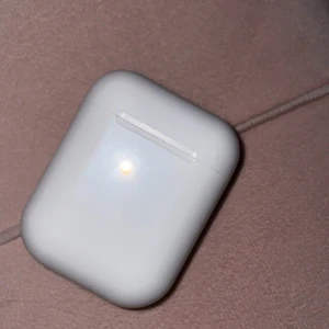 Airpods  - Hej säljer mina helt nya bara öppnade airpods, dom är tyvärr inte äkta men funkar exakt lika bra och på samma sätt som ett par äkta. Den ända skillnaden är att dom här blinkar rött och blått när du använder dem. Vet inte vart dom är köpta då jag fått dom i present men budgivningen börjar på 100kr☺️