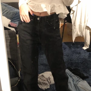 Svarta byxor mid rise - Byxor från weekday, svarta i väldigt fint skick, de sitter som ett par mid rise jeans på mig:)