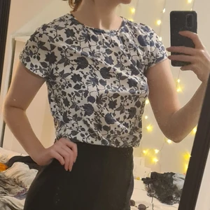 Blommig t-shirt  - Fin blommig t-shirt i S/M 🤗 köpt second hand men är i fint skick!  🌸