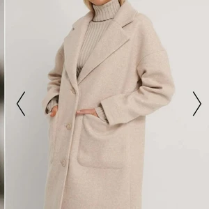 Kappa i ullmix - Beige kappa i ullmix från Na-kd. Storlek 36 men oversized så passar även större. I använt skick, lite ytludd och noppor. 