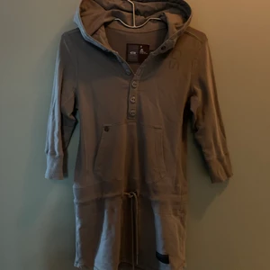 G-star raw grön tröja längre modell S - Superfin tröja med kortare ärm, längd ca till mitten av rumpan, snörning i midjan och ficka fram, mysig luva och knappar fram. Fint skick! Samfraktar!