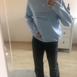 Vintage Nike sweatshirt!⚡️ - Säljer min superfina o supermysiga Nike sweatshirt! Bara använd ett fåtal gånger och är i bra skick, köpt förra året för 400. Tröjan är i M men passar S och L med💗 Den har en liten fläck på ena ärmen (bild 3) men syns inte alls när man har på sig tröjan!💗