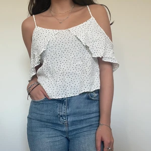 En gullig topp - 💓En gullig vit topp med svarta prickar på! Lite skrynklig men går lätt att ordna! Passar XS/S. Frakten kan bli mer eller mindre beroende på vilken påse den får plats i!💓