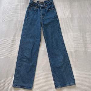Jättefina jeans från Levis i modellen Ribcage Straight. Jeansen är i mycket fint skick och använda ett fåtal gånger. Dessvärre för små för mig. Köpta för 1200kr, säljer för 400kr + frakt. Kontakta mig vid frågor.