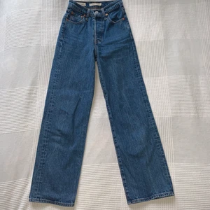 Levis ribcage straight jeans  - Jättefina jeans från Levis i modellen Ribcage Straight. Jeansen är i mycket fint skick och använda ett fåtal gånger. Dessvärre för små för mig. Köpta för 1200kr, säljer för 400kr + frakt. Kontakta mig vid frågor.