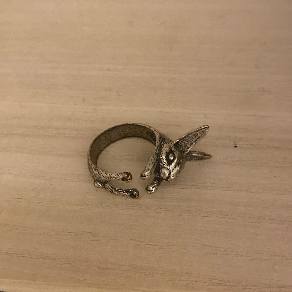 As cool ring med en kanin på! 💕 köpare står för frakt 🥰🥰. Accessoarer.