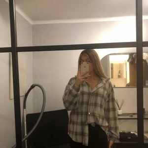 Oversized tröja från Nelly storlek XS - En oversized tröja som passar från XS till M. Endast provad, lappen sitter kvar 