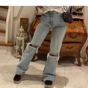Zara jeans - Säljer dessa High Rise, full lenge jeans med hål på knäna som är slutsålda, dem är i super skick! Skriv för fler bilder, säljer då dem blivit för små för min smak. Lånad första bild✨✨