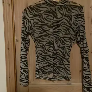 Genomskinlig zebra tröja som passar snyggt till en svart topp eller bh under, den är i jätte god skick