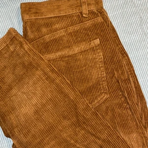 Bruna manchesterbyxor  - Säljer dessa sjukt snygga manchesterbyxorna från pull&bear i storlek 34🥰✨ kan mötas upp i Stockholm eller posta, köparen står för frakt