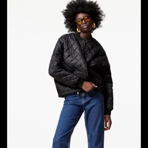 Bomberjacka från zara - Quiltad bomberjacka från zara som jag aldrig använt, man kan dra in nertill så att den sitter tightare🌟