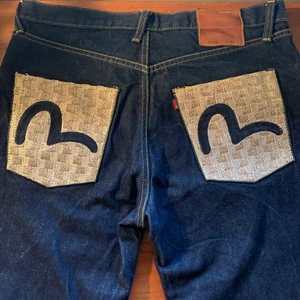 Evisu jeans  - Säljer dessa baggy jeans från evisu med ascoolt tryck på bakfickorna💗 dem är i herrstorlek 36 och har använts 1 gång. Säljer då de inte riktigt är min stil, buda i chatt 💕