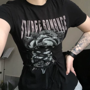 t-shirt med snörning  - säljer denna balla tshirt med snörning i midjan då den ej kommer till användning längre. skriv för fler bilder/frågor💕