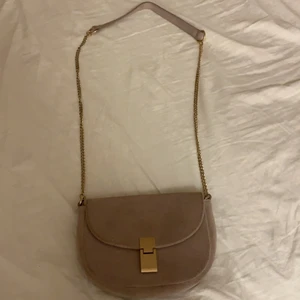 Väska⚡️ - Väskan har används bara några gånger✨ de var svårt att ta bilderna med mitt ljus, men väskan har kedja och är lite Brun rosa färgad.