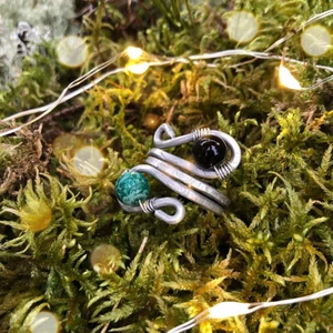 Stilren men unik ring! - En handgjord ring i aluminium och glaspärlor! Blir varken rosa eller grönt på varken ringen eller på fingrarna dina! Stilren ring som enkelt kan piffa upp en outfit! Valfri färg på pärla!🦚